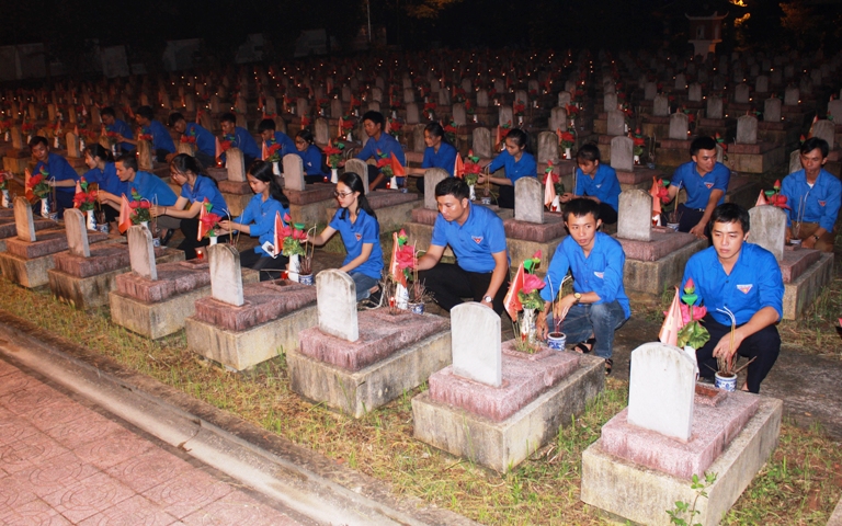 Đoàn viên thanh niên làm lễ tri ân tại nghĩa trang Quốc Tế